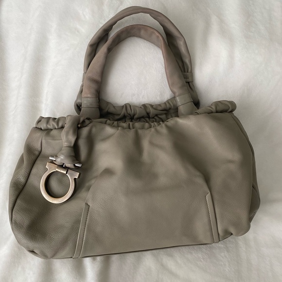 Salvatore Ferragamo handbag gorgeous. Taupe color - Picture 3 of 13